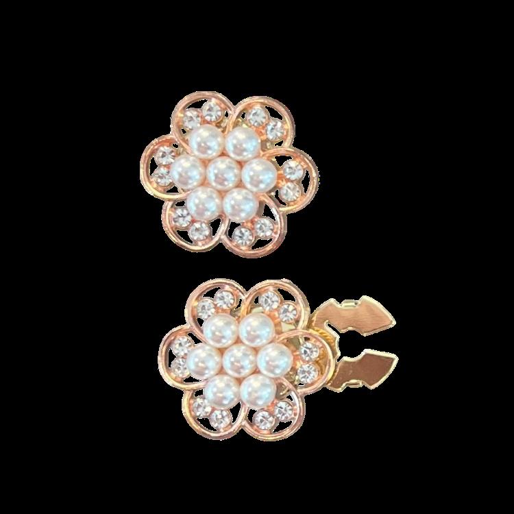 Stor rund blomst med hvite perler.