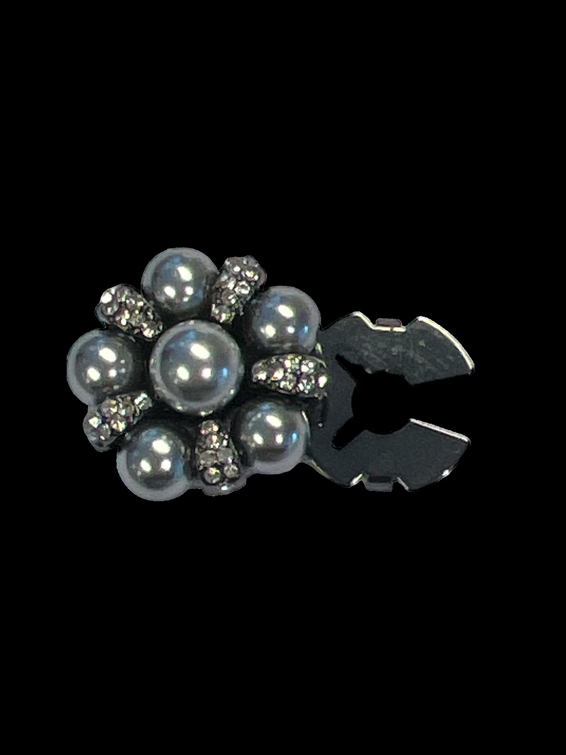 Kroneformet med sølvgrå perler og klare steiner. sort