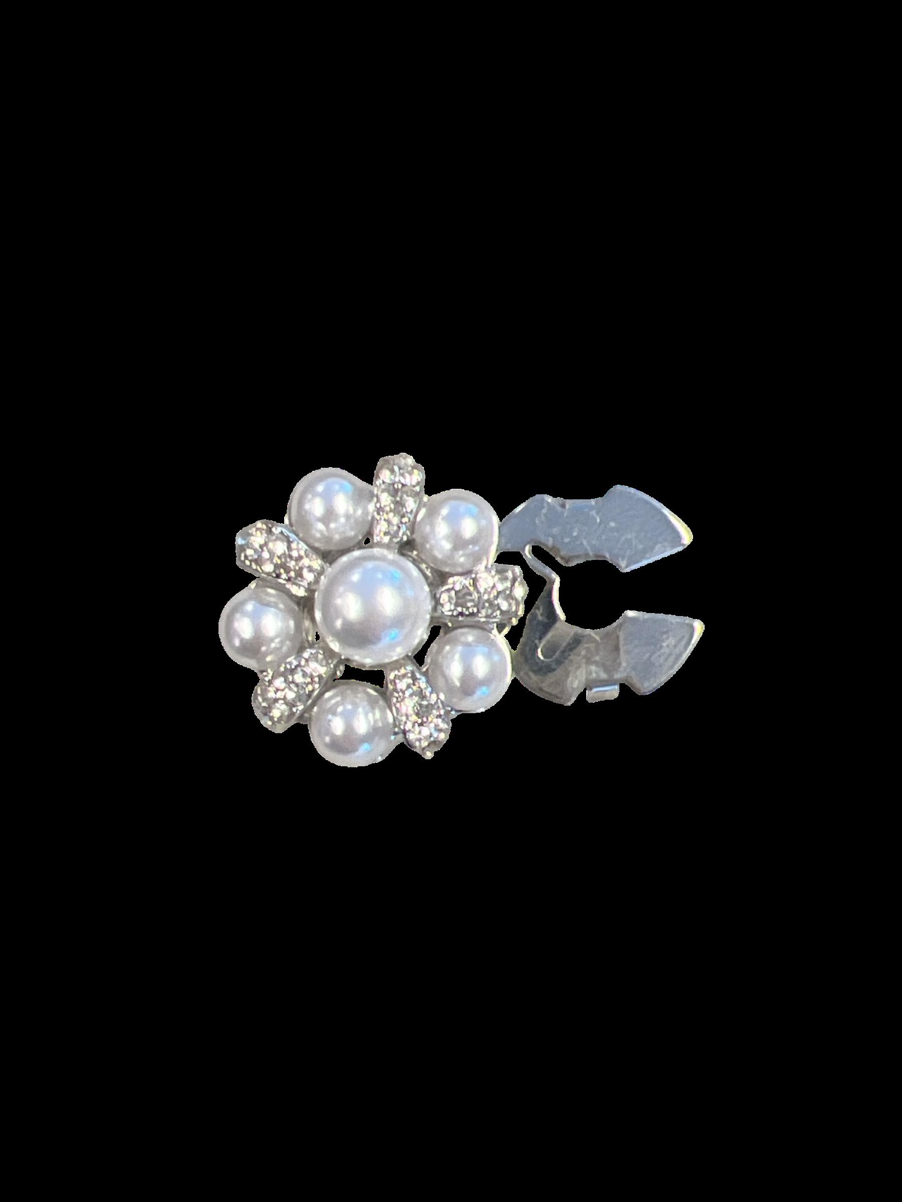 Kroneformet med sølvgrå perler og klare steiner. Sølv